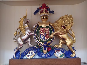Royal coat of arms used in courtrooms, featuring a unicorn on the left and a lion on the right.
